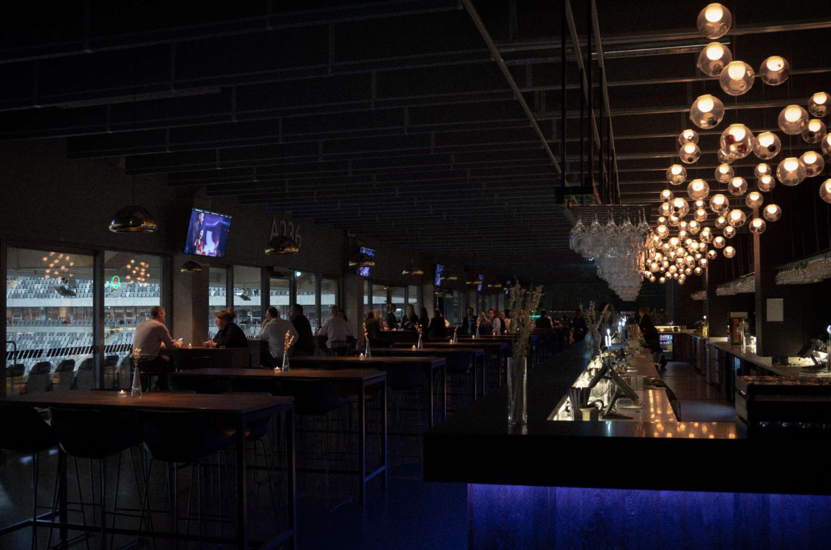Bar – kvällsbelyst barmiljö med lampklot och TV-skärmar på 3Arena i Stockholm