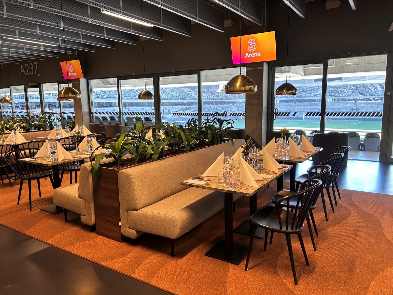 Festvåning – dukade bord med vikta servetter och arenavy på 3Arena vid Globen