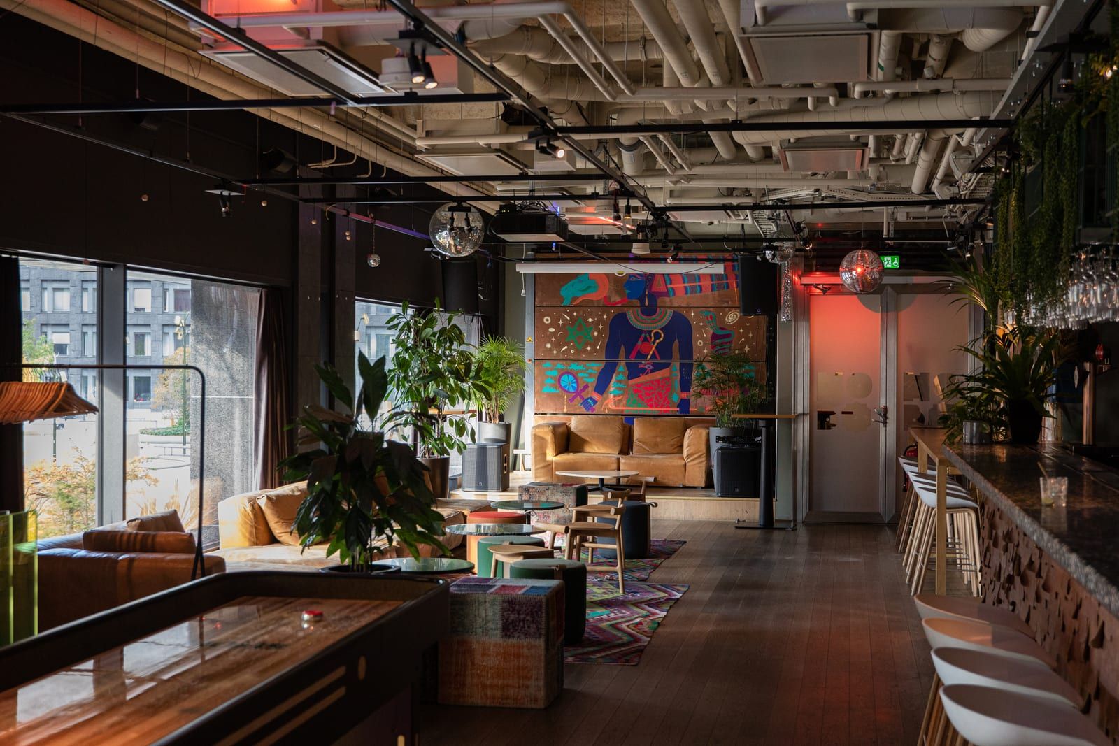 Eventlokal – bardisk, soffgrupper och färgstark väggmålning i femte våningens lokal på HOBO-5emman, Stockholm