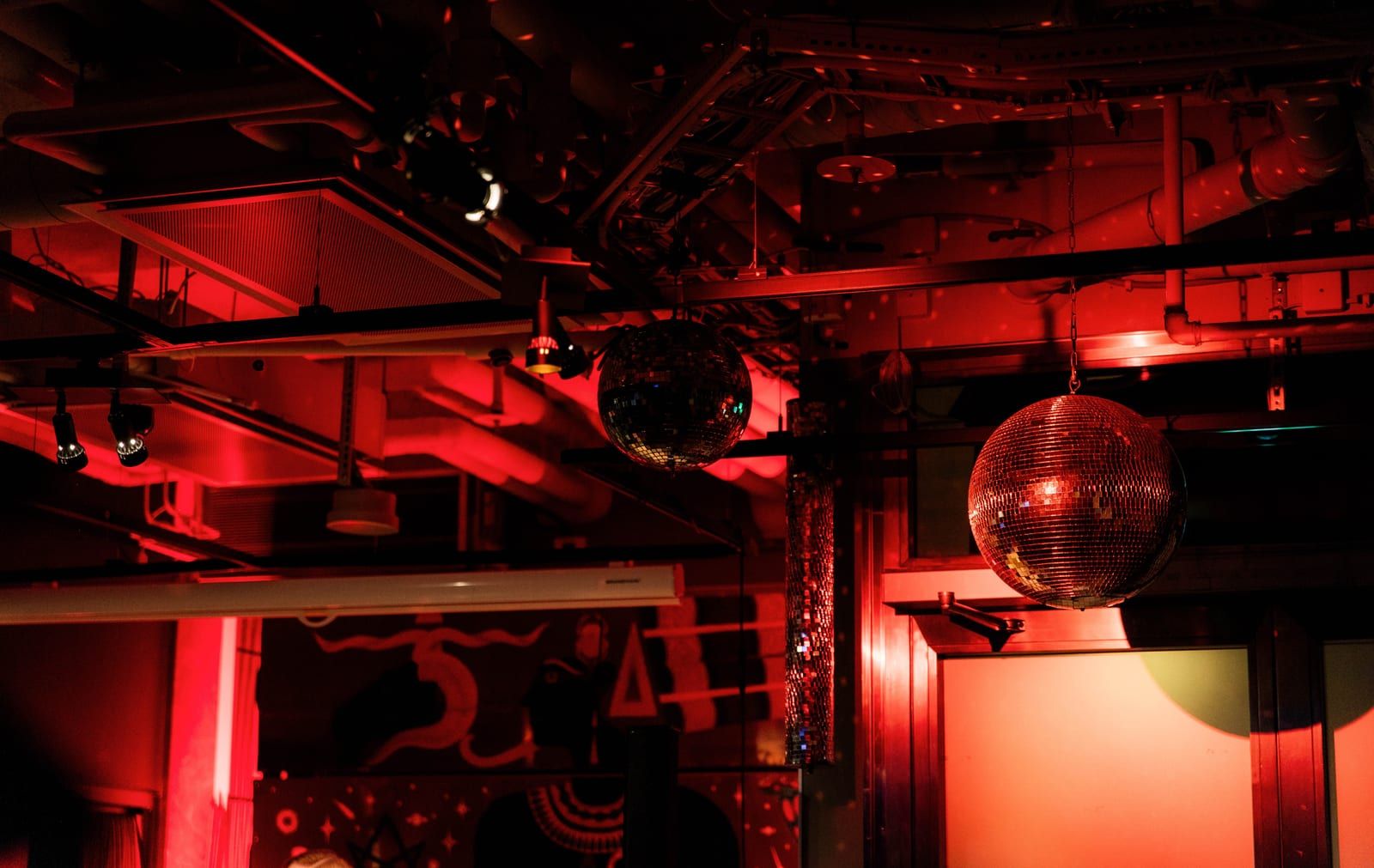 Fest – discokulor och rött scenljus under det industriella taket på HOBO-5emman, Brunkebergstorg i Stockholm
