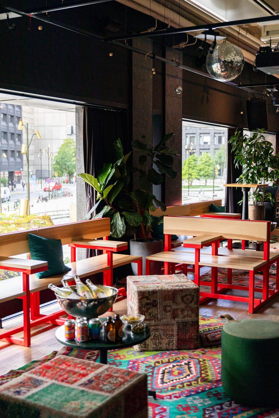 Mingel – vin och öl på is med snacks vid fönsterborden på HOBO-5emman, Brunkebergstorg i Stockholm