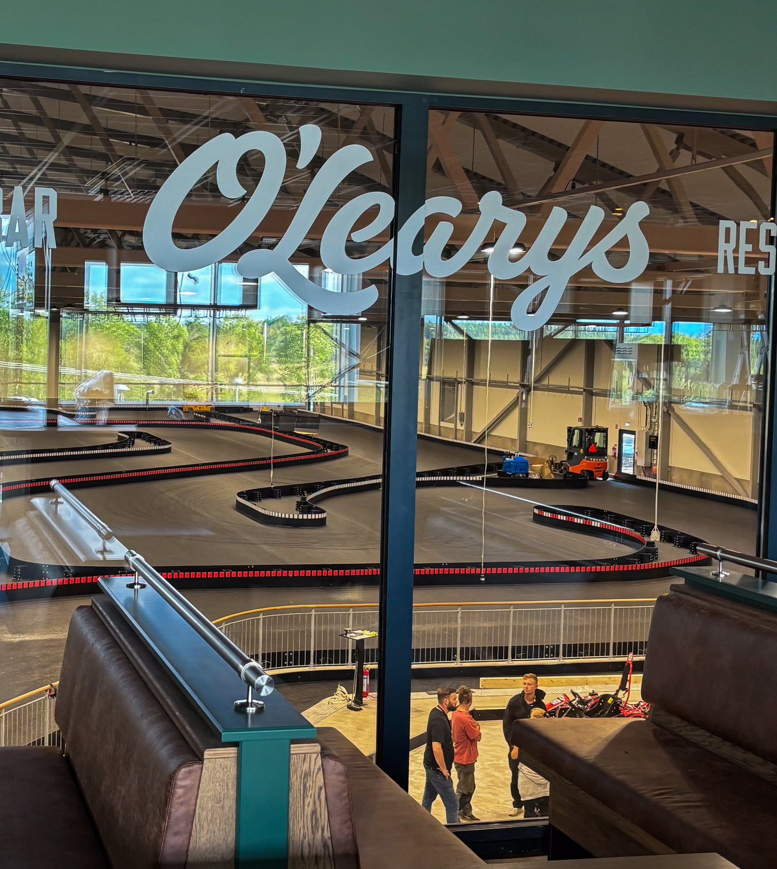 Gokartbanan på O'Learys Racehall Tumba sedd från restaurangen