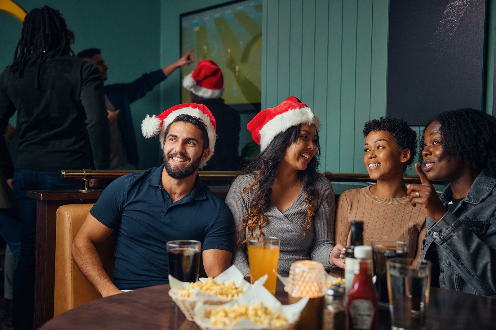 Sällskap med tomteluvor firar jul på O'Learys
