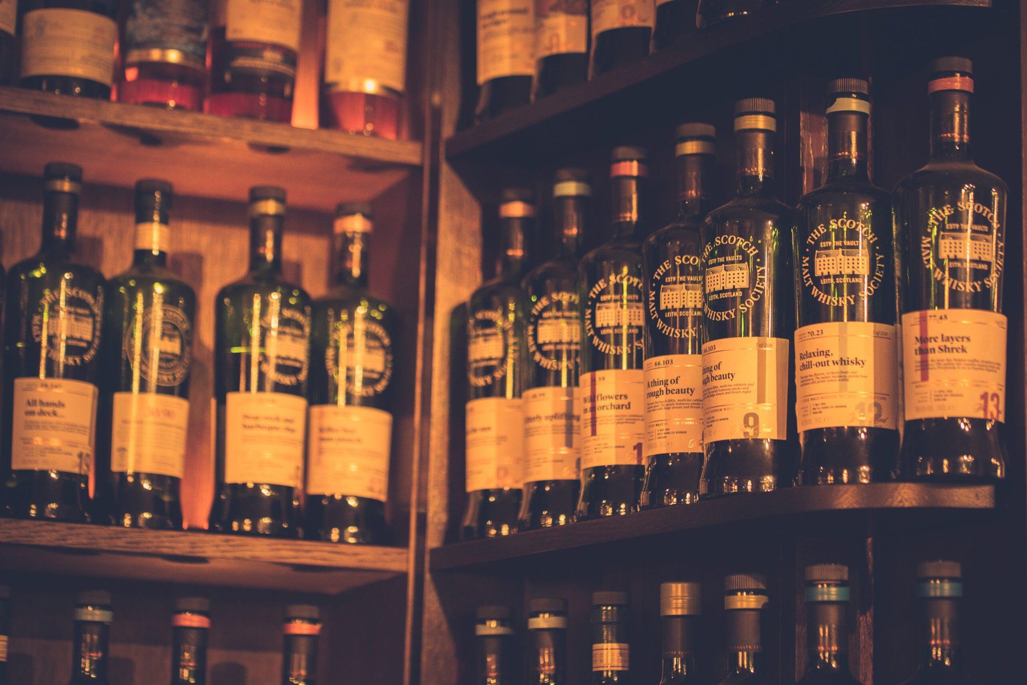 Bar – vägg med whiskyflaskor på Ardbeg Embassy i Gamla Stan, Stockholm
