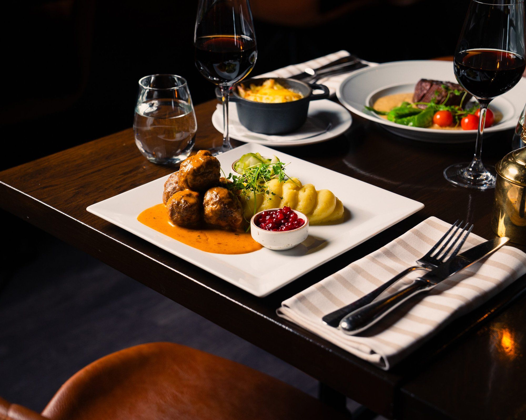 Maträtt – viltköttbullar med potatispuré, gräddsås och lingon på Ardbeg Embassy i Gamla Stan, Stockholm