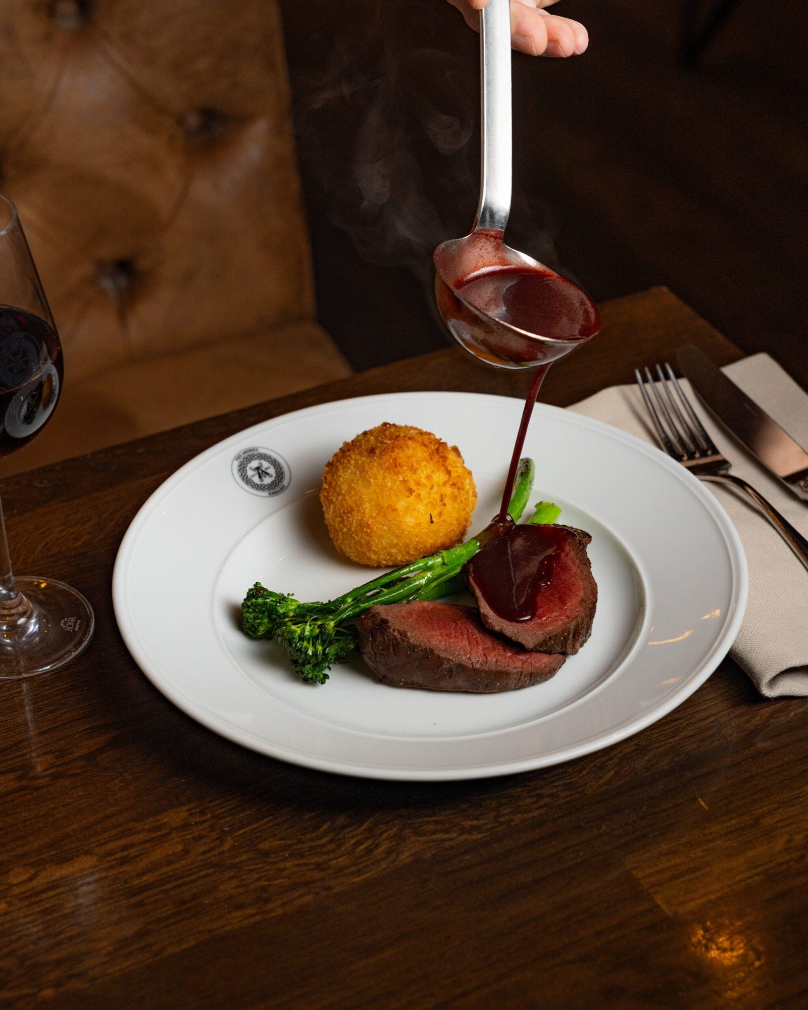 Maträtt – viltkött med potatis och grönt på Ardbeg Embassy i Gamla Stan, Stockholm