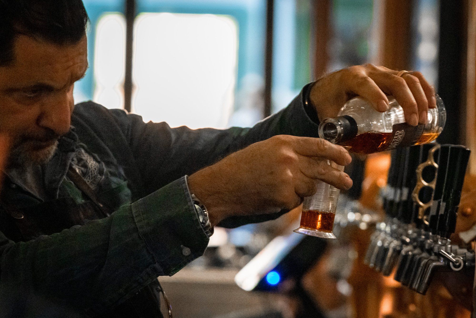 Bar – whisky serveras vid bordet på Ardbeg Embassy i Gamla Stan, Stockholm