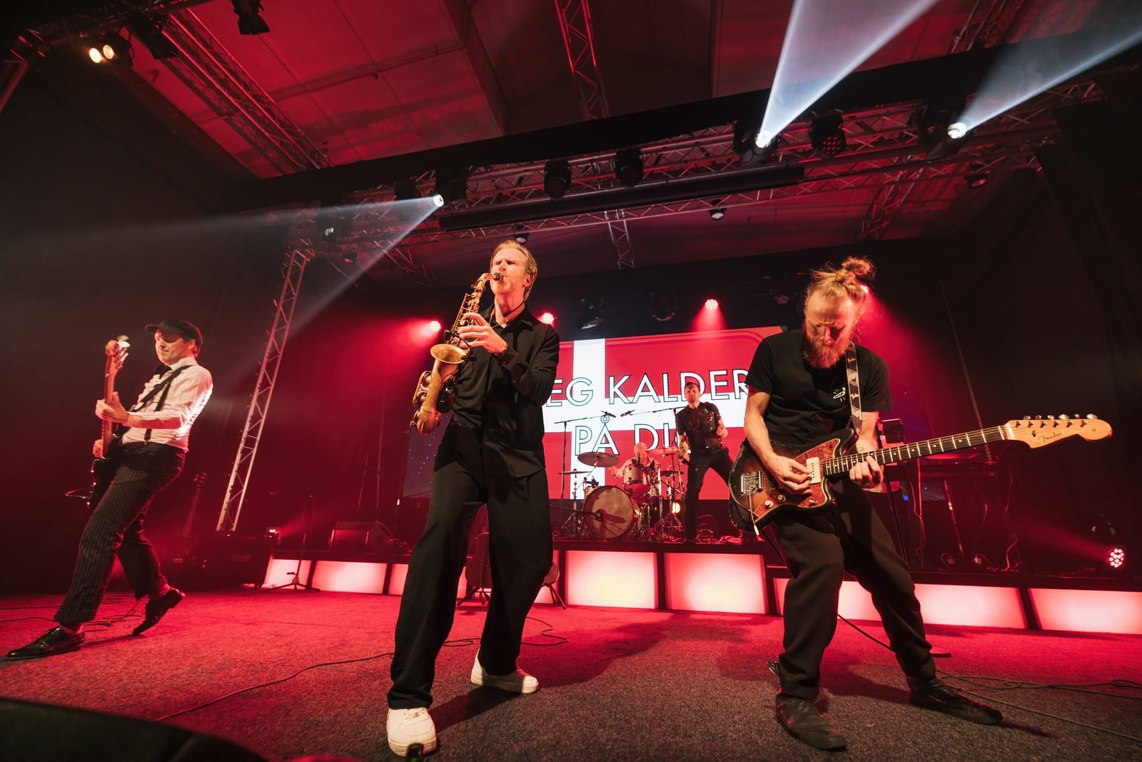 Lokal – liveband med saxofonist på scen på Slagthuset i Nyhamnen, Malmö
