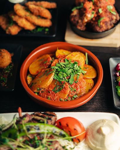 Maträtt – kryddig potatisrätt i lerskål med libanesiska smårätter, Beirut Foodbynatt