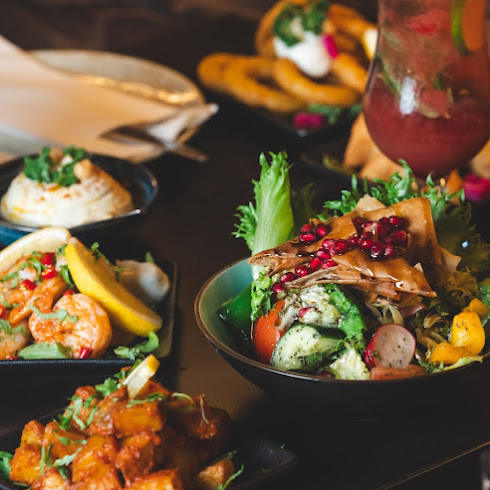 Maträtt – fräsch sallad med granatäpple, hummus och räkor hos Beirut Foodbynatt