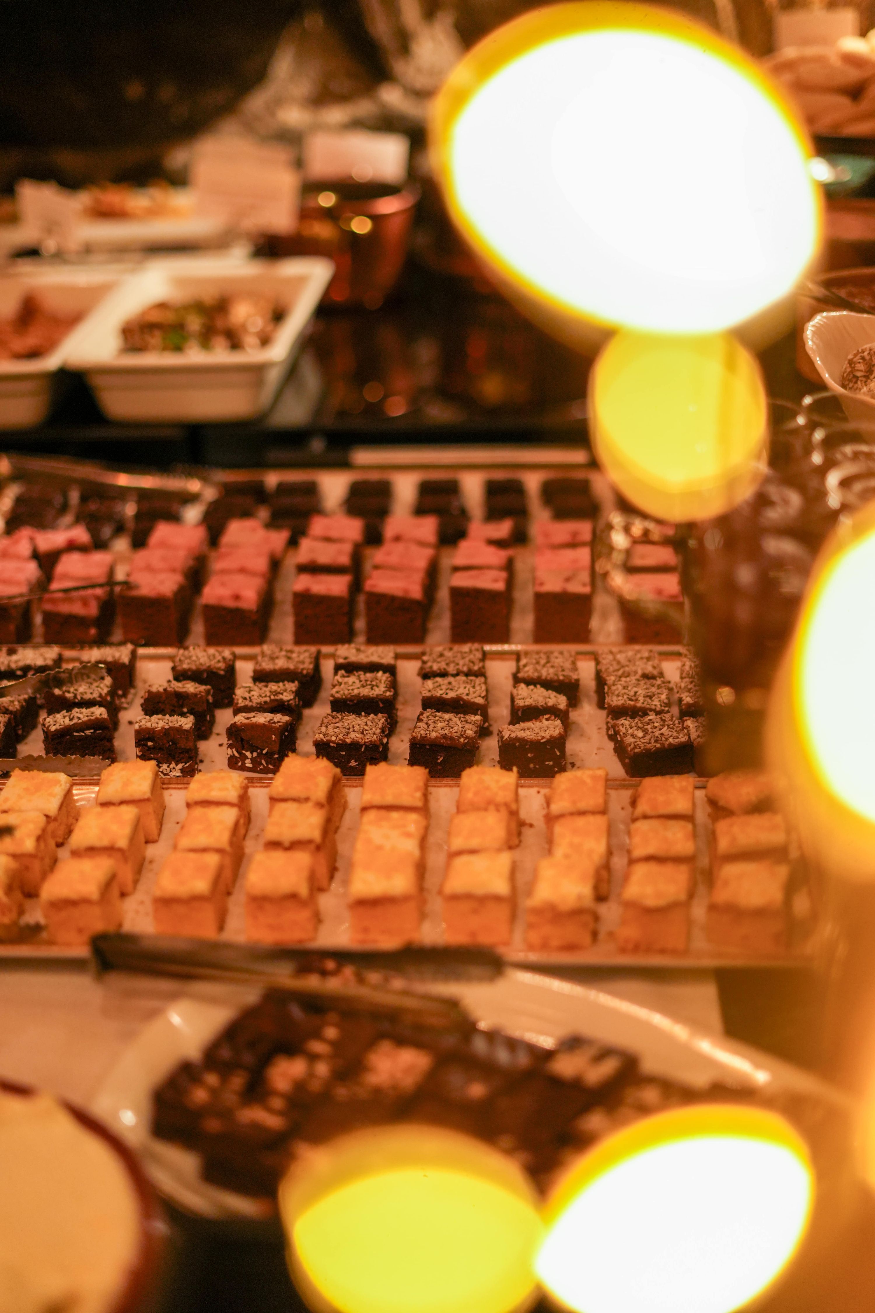 Dessertbord – kakbitar i rader på julbordets dessertavdelning hos Stortorgskällaren