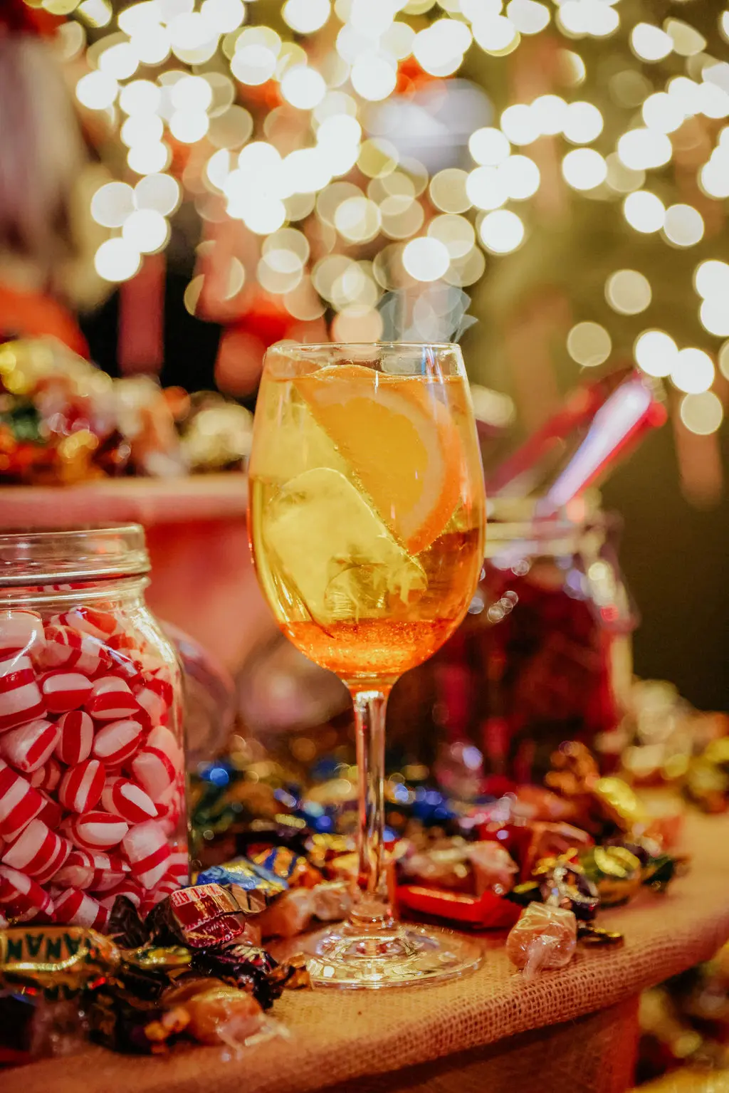 Dessertbord – drink med apelsin bland polkagrisar och julgodis på O'Learys Tolv