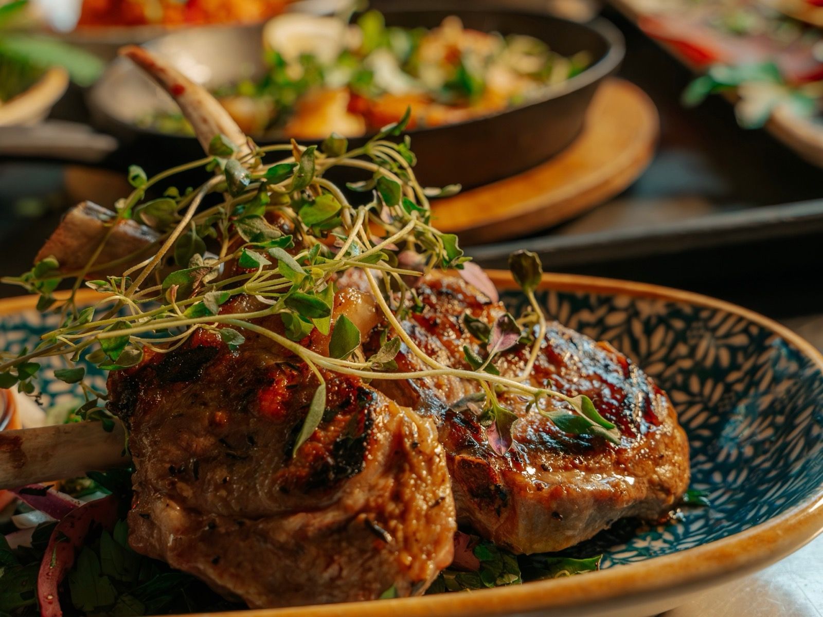 Maträtt – grillade lammkotletter med färska örter på Tabbouli City i Norrmalm, Stockholm