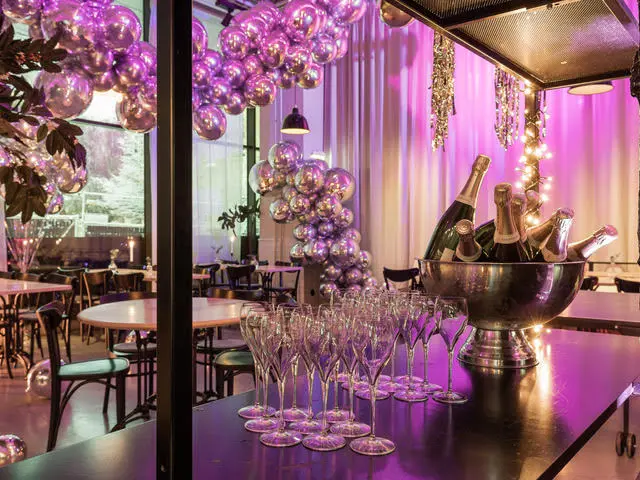Bar – champagnekylare med flaskor och uppradade champagneglas inför fest på Usine, Södermalm